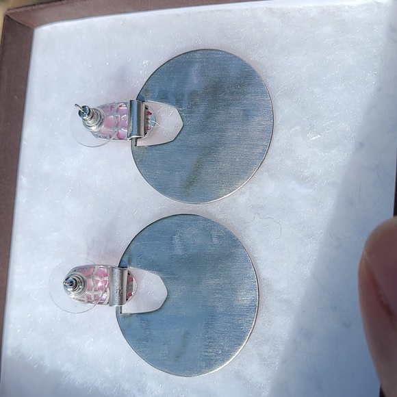 Kendra Scott Deena Drop earrings in bright pink and silver tone Excellent condit - Picture 3 of 8